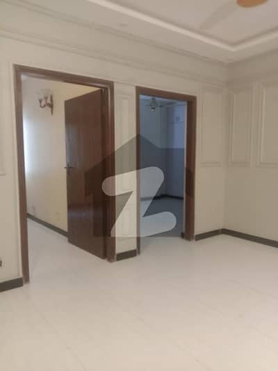 کلفٹن ۔ بلاک 4 کلفٹن,کراچی میں 3 کمروں کا 7 مرلہ فلیٹ 1.3 لاکھ میں کرایہ پر دستیاب ہے۔