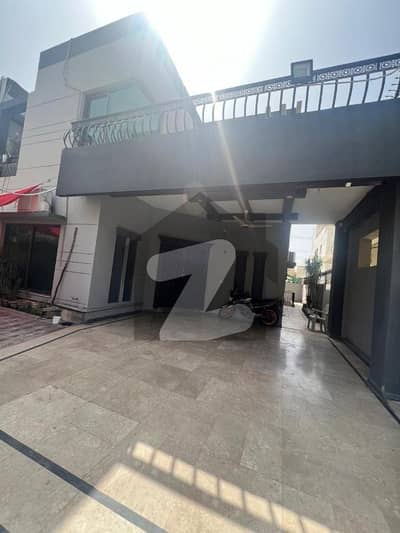 ڈی ایچ اے فیز 8 سابقہ ایئر ایوینیو ڈی ایچ اے فیز 8,ڈی ایچ اے ڈیفینس,لاہور میں 4 کمروں کا 10 مرلہ مکان 4.1 کروڑ میں برائے فروخت۔