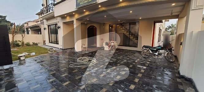 ڈی ایچ اے فیز 4 ڈیفنس (ڈی ایچ اے),لاہور میں 5 کمروں کا 1 کنال مکان 8.5 کروڑ میں برائے فروخت۔