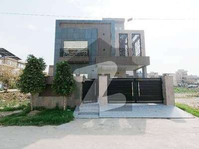 بینکرز ٹاؤن لاہور میں 5 کمروں کا 10 مرلہ مکان 3.4 کروڑ میں برائے فروخت۔