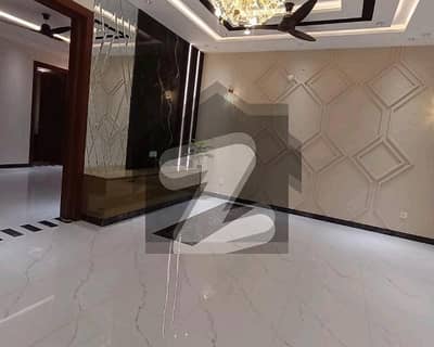 ایل ڈی اے ایوینیو لاہور میں 6 کمروں کا 10 مرلہ مکان 3.28 کروڑ میں برائے فروخت۔