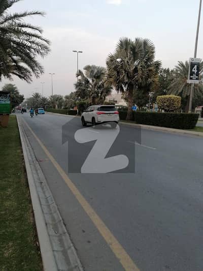 بحریہ ٹاؤن لاہور میں 9 مرلہ کمرشل پلاٹ 6.0 کروڑ میں برائے فروخت۔