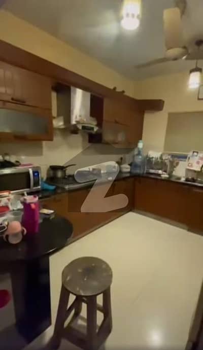 کلفٹن ۔ بلاک 5 کلفٹن,کراچی میں 3 کمروں کا 12 مرلہ فلیٹ 4.75 کروڑ میں برائے فروخت۔