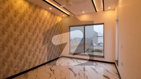 ڈی ایچ اے فیز 8 - کمرشل براڈوے ڈی ایچ اے فیز 8,ڈیفنس (ڈی ایچ اے),لاہور میں 6 کمروں کا 1 کنال مکان 15.0 کروڑ میں برائے فروخت۔