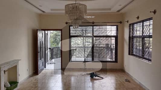F-10 Brilliant Condition House Is Up For Grap Excellent Location