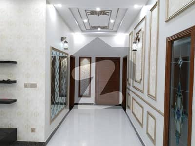 ویلینشیاء ۔ بلاک بی ویلینشیاء ہاؤسنگ سوسائٹی,لاہور میں 6 کمروں کا 1 کنال مکان 8.25 کروڑ میں برائے فروخت۔