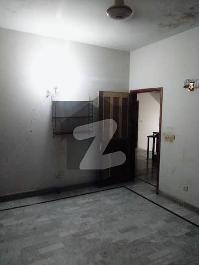 گلستانِِ جوہر ۔ بلاک 15 گلستانِ جوہر,کراچی میں 3 کمروں کا 1 مرلہ کمرہ 30.0 ہزار میں کرایہ پر دستیاب ہے۔