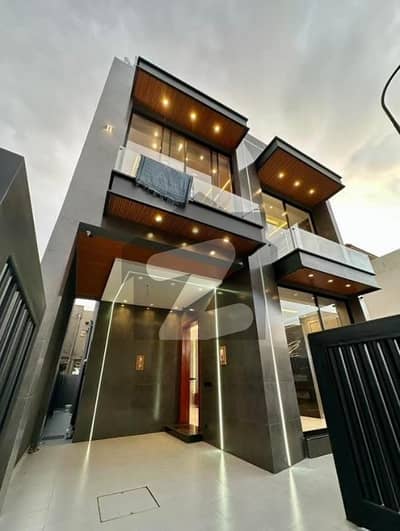 ڈی ایچ اے 9 ٹاؤن ڈیفنس (ڈی ایچ اے),لاہور میں 3 کمروں کا 5 مرلہ مکان 2.35 کروڑ میں برائے فروخت۔