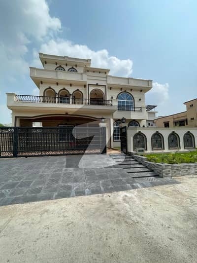 جی ۔ 13 اسلام آباد میں 7 کمروں کا 1 کنال مکان 15.0 کروڑ میں برائے فروخت۔