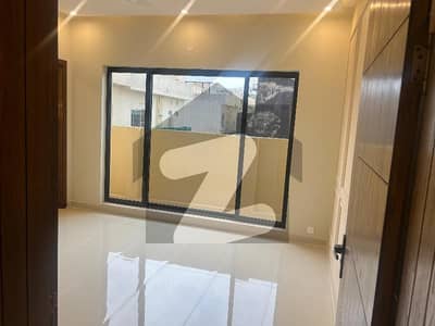 بحریہ انکلیو - سیکٹر سی 1 بحریہ انکلیو,بحریہ ٹاؤن,اسلام آباد میں 5 کمروں کا 10 مرلہ مکان 5.8 کروڑ میں برائے فروخت۔