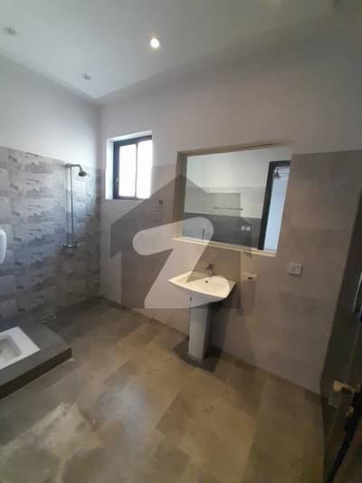 ڈی ایچ اے فیز 6 ڈیفنس (ڈی ایچ اے),لاہور میں 2 کمروں کا 1 کنال بالائی پورشن 1.3 لاکھ میں کرایہ پر دستیاب ہے۔