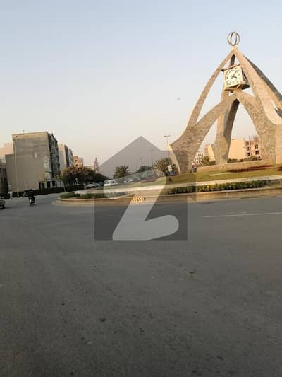 بحریہ ٹاؤن سیکٹر ای بحریہ ٹاؤن,لاہور میں 5 مرلہ کمرشل پلاٹ 5.5 کروڑ میں برائے فروخت۔