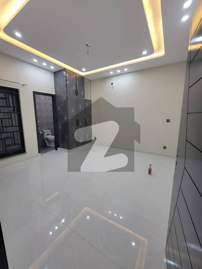 ایڈن بولیوارڈ ہاؤسنگ سکیم کالج روڈ,لاہور میں 4 کمروں کا 5 مرلہ مکان 2.35 کروڑ میں برائے فروخت۔