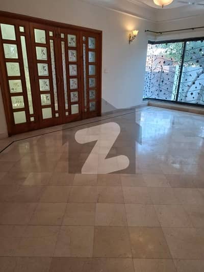 ڈی ایچ اے فیز 4 - بلاک ڈبل ای فیز 4,ڈیفنس (ڈی ایچ اے),لاہور میں 4 کمروں کا 10 مرلہ مکان 1.6 لاکھ میں کرایہ پر دستیاب ہے۔