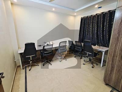 جوہر ٹاؤن فیز 2 جوہر ٹاؤن,لاہور میں 3 مرلہ دفتر 42.0 ہزار میں کرایہ پر دستیاب ہے۔