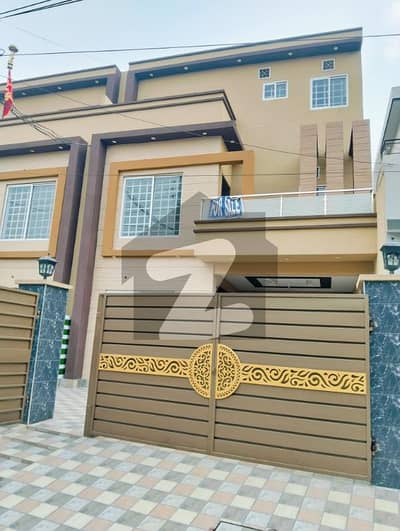 نشیمنِ اقبال لاہور میں 5 کمروں کا 10 مرلہ مکان 3.8 کروڑ میں برائے فروخت۔