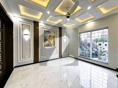 10 Marla Luxurious House Available For Rent