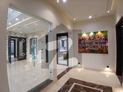 واپڈا سٹی فیصل آباد میں 5 کمروں کا 12 مرلہ مکان 4.4 کروڑ میں برائے فروخت۔