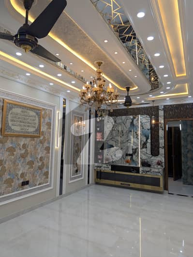 پارک ویو سٹی ۔ ایگزیکٹو بلاک پارک ویو سٹی,لاہور میں 4 کمروں کا 5 مرلہ مکان 2.4 کروڑ میں برائے فروخت۔