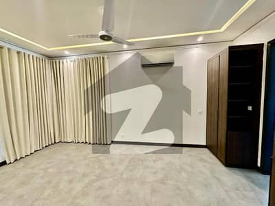 ایف ۔ 7 اسلام آباد میں 8 کمروں کا 2 کنال مکان 30.0 لاکھ میں کرایہ پر دستیاب ہے۔