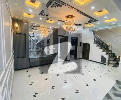 بحریہ ٹاؤن سیکٹر ای بحریہ ٹاؤن,لاہور میں 5 کمروں کا 10 مرلہ مکان 2.85 کروڑ میں برائے فروخت۔