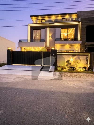 سینٹرل پارک ہاؤسنگ سکیم لاہور میں 5 کمروں کا 10 مرلہ مکان 4.15 کروڑ میں برائے فروخت۔