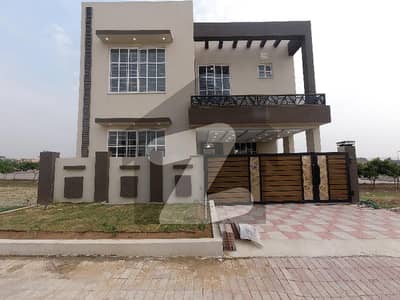 بحریہ ٹاؤن فیز 8 ۔ بلاک ایم بحریہ ٹاؤن فیز 8,بحریہ ٹاؤن راولپنڈی,راولپنڈی میں 5 کمروں کا 6 مرلہ مکان 2.65 کروڑ میں برائے فروخت۔