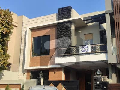 بحریہ ٹاؤن فیز 5 بحریہ ٹاؤن راولپنڈی,راولپنڈی میں 5 کمروں کا 10 مرلہ مکان 5.95 کروڑ میں برائے فروخت۔