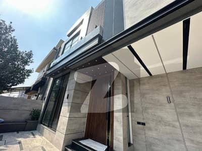 لیک سٹی میڈوز لاہور میں 5 کمروں کا 10 مرلہ مکان 5.25 کروڑ میں برائے فروخت۔