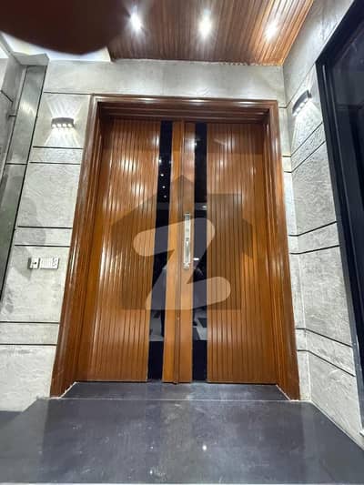 واپڈا ٹاؤن لاہور میں 6 کمروں کا 1 کنال مکان 6.6 کروڑ میں برائے فروخت۔