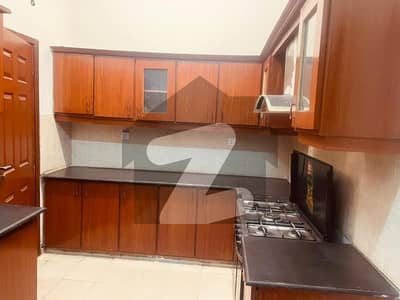 Beautiful House 4 Bed Neat and Clean Well maintaine fasing Park near Markit avlialab for Rent in Askari 10.