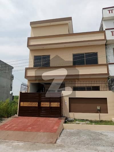 آئی ۔ 11 اسلام آباد میں 5 کمروں کا 4 مرلہ مکان 3.2 کروڑ میں برائے فروخت۔