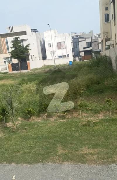 ڈی ایچ اے فیز 7 - بلاک وائے فیز 7,ڈیفنس (ڈی ایچ اے),لاہور میں 1 کنال رہائشی پلاٹ 4.15 کروڑ میں برائے فروخت۔