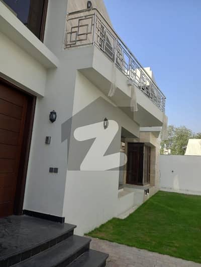 Prime Location 1000 Square Yards House In Shaheed Millat Road Is Available