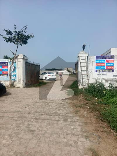 برکی روڈ کینٹ,لاہور میں 6 کنال کمرشل پلاٹ 3.0 لاکھ میں کرایہ پر دستیاب ہے۔