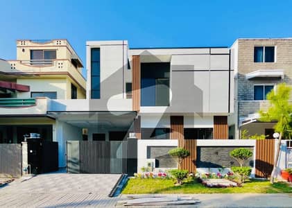 ڈی ایچ اے ڈیفینس فیز 2 ڈی ایچ اے ڈیفینس,اسلام آباد میں 5 کمروں کا 10 مرلہ مکان 7.7 کروڑ میں برائے فروخت۔