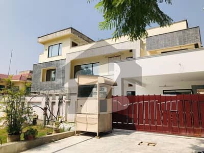 11 Bedrooms New House for Rent in F-8