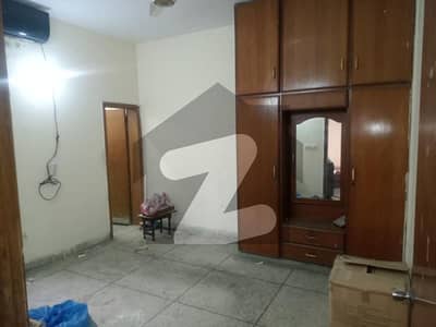 والٹن روڈ لاہور میں 3 کمروں کا 11 مرلہ بالائی پورشن 63.0 ہزار میں کرایہ پر دستیاب ہے۔