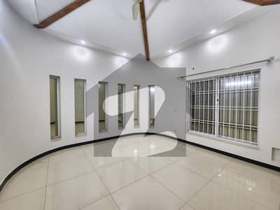 ایف ۔ 8 اسلام آباد میں 8 کمروں کا 1 کنال مکان 13.0 لاکھ میں کرایہ پر دستیاب ہے۔