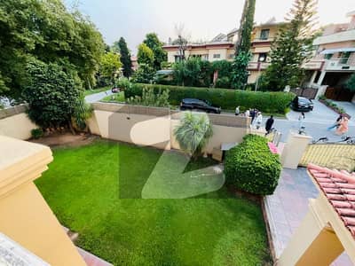 ایف ۔ 8 اسلام آباد میں 7 کمروں کا 1 کنال مکان 13.0 لاکھ میں کرایہ پر دستیاب ہے۔