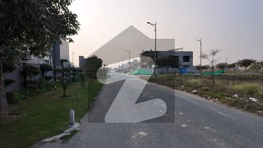 ڈی ایچ اے فیز 7 - بلاک یو فیز 7,ڈیفنس (ڈی ایچ اے),لاہور میں 1 کنال رہائشی پلاٹ 4.25 کروڑ میں برائے فروخت۔