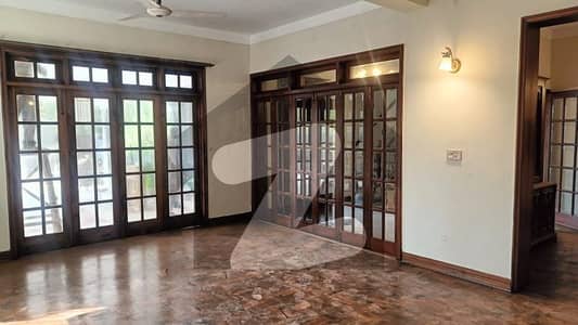 کینٹ لاہور میں 5 کمروں کا 1 کنال مکان 4.0 لاکھ میں کرایہ پر دستیاب ہے۔