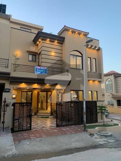Usman block 7 marla Brand new corner house available for sale 5 bedrooms with attached bath near to Main road Masjid and park
