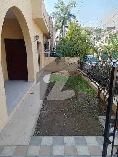 گلبرگ لاہور میں 4 کمروں کا 10 مرلہ مکان 2.2 لاکھ میں کرایہ پر دستیاب ہے۔