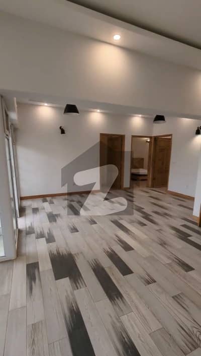 کلفٹن ۔ بلاک 3 کلفٹن,کراچی میں 3 کمروں کا 9 مرلہ فلیٹ 4.3 کروڑ میں برائے فروخت۔