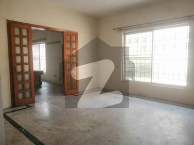 ماڈل ٹاؤن لاہور میں 6 کمروں کا 1 کنال مکان 3.5 لاکھ میں کرایہ پر دستیاب ہے۔