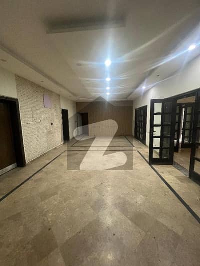 ماڈل ٹاؤن لاہور میں 5 کمروں کا 1 کنال مکان 3.0 لاکھ میں کرایہ پر دستیاب ہے۔