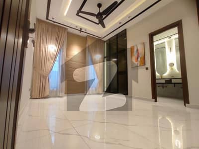 بحریہ ٹاؤن سیکٹر B بحریہ ٹاؤن,لاہور میں 2 کمروں کا 10 مرلہ زیریں پورشن 80.0 ہزار میں کرایہ پر دستیاب ہے۔