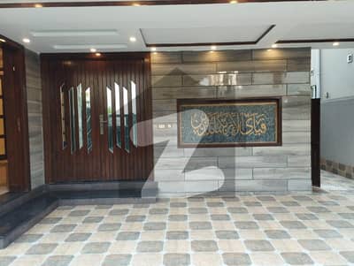 بحریہ ٹاؤن سیکٹر سی بحریہ ٹاؤن,لاہور میں 5 کمروں کا 10 مرلہ مکان 3.5 کروڑ میں برائے فروخت۔