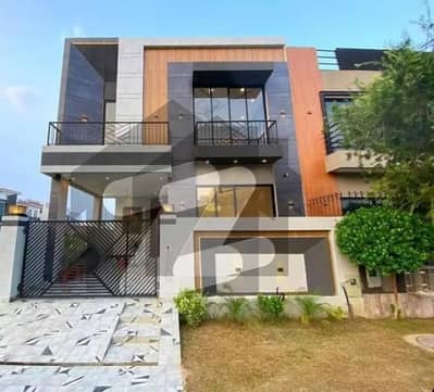 ڈی ایچ اے 9 ٹاؤن ڈیفنس (ڈی ایچ اے),لاہور میں 3 کمروں کا 5 مرلہ مکان 2.0 کروڑ میں برائے فروخت۔